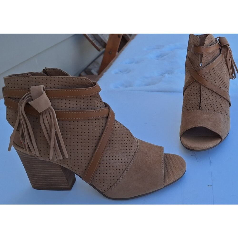 Franco Sarto Fina2 Bootie Peep toe Sandal Heels Tan Suede Perforated Fringe Sz 9
